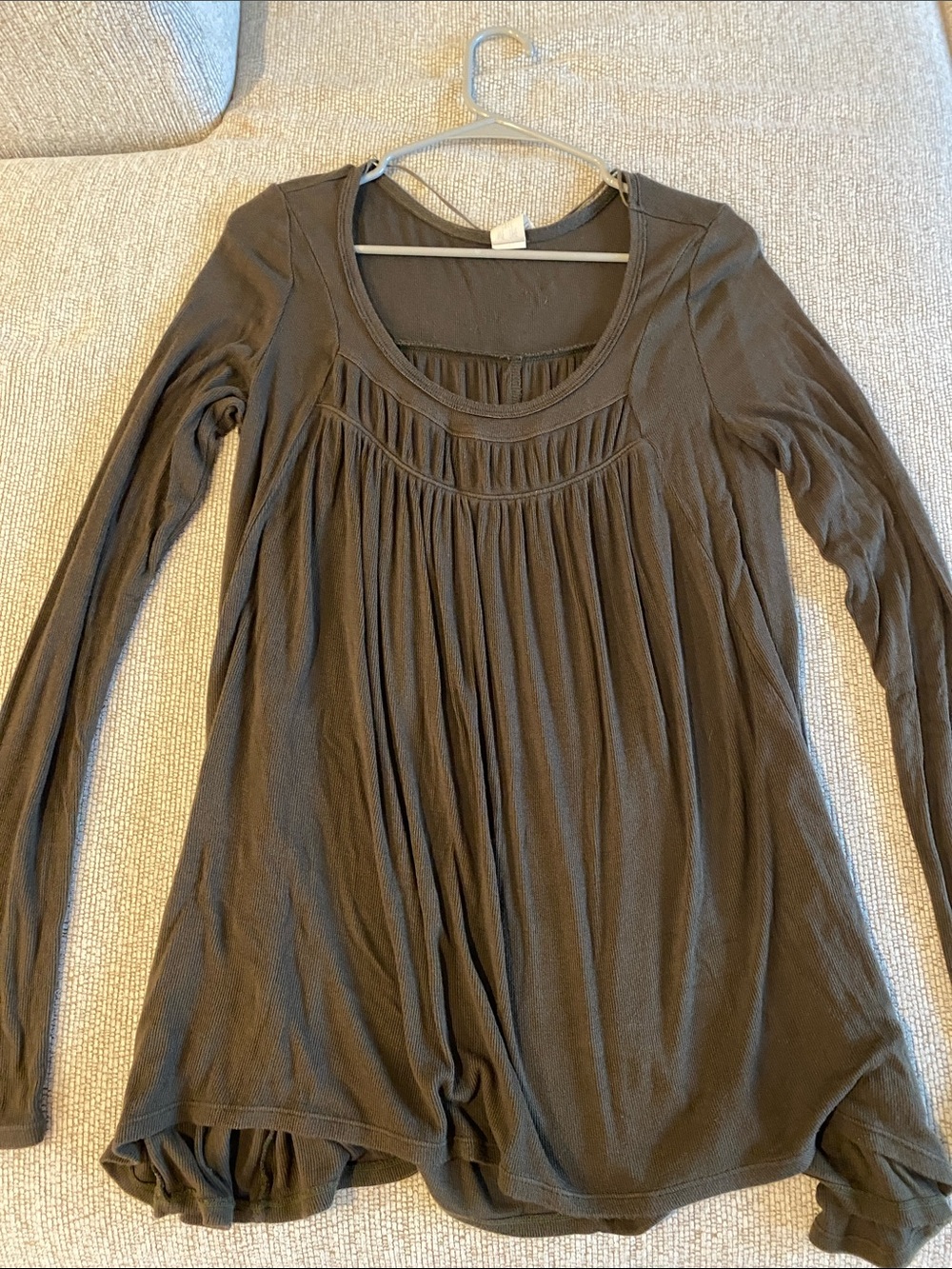 Women's Long-Sleeve Pleated Scoop Neck Top - Brown
